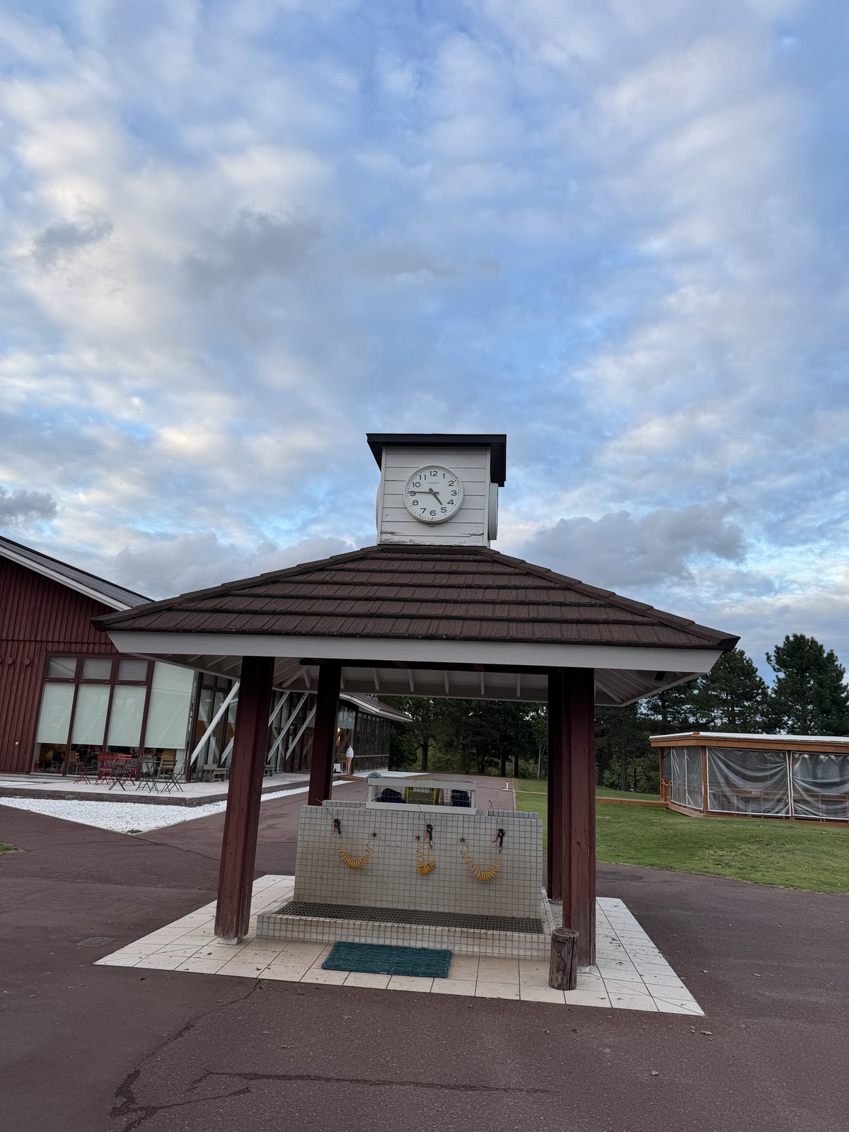 時計のついた建物