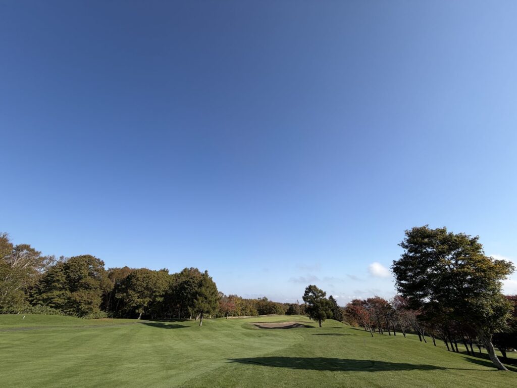 青空と紅葉のコース