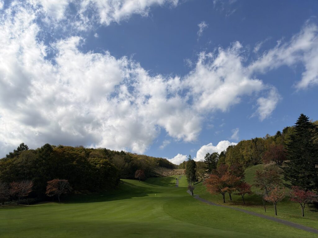 雲と紅葉のホール